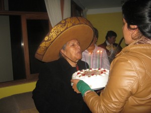 Soplando sus velitas en su onomástico del 2013